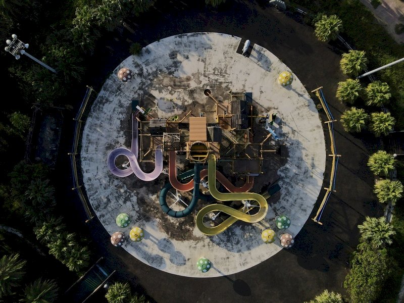 Le parc à thème Formosa Fun Coast est fermé au public depuis sept ans lorsqu’une fête du samedi soir a tourné au drame. Sept ans après la tragédie, le parc à l'abandon n'est plus que ruines. La nature a repris ses droits et les installations du parc sont à peine visible. (Photo CNA)