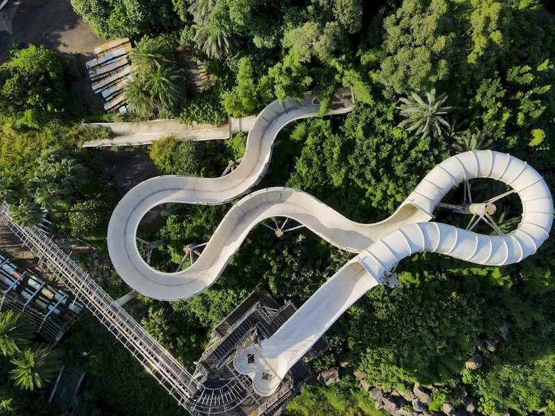 Le parc à thème Formosa Fun Coast est fermé au public depuis sept ans lorsqu’une fête du samedi soir a tourné au drame. Sept ans après la tragédie, le parc à l'abandon n'est plus que ruines. La nature a repris ses droits et les installations du parc sont à peine visible. (Photo CNA)