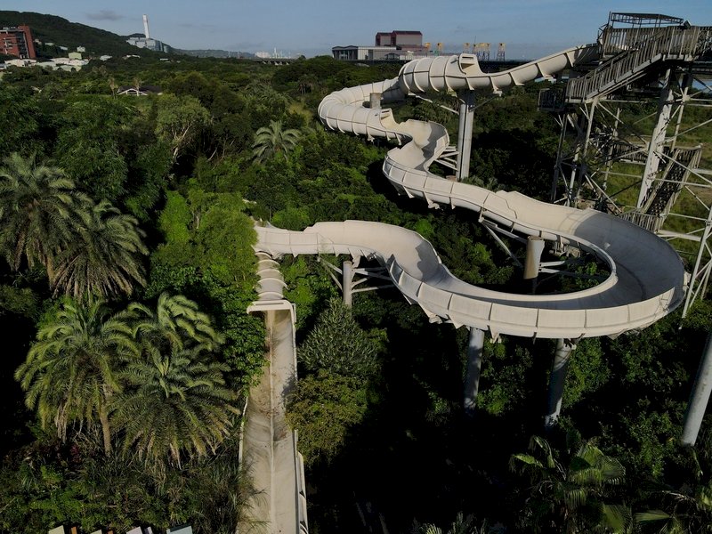 Le parc à thème Formosa Fun Coast est fermé au public depuis sept ans lorsqu’une fête du samedi soir a tourné au drame. Sept ans après la tragédie, le parc à l'abandon n'est plus que ruines. La nature a repris ses droits et les installations du parc sont à peine visible. (Photo CNA)