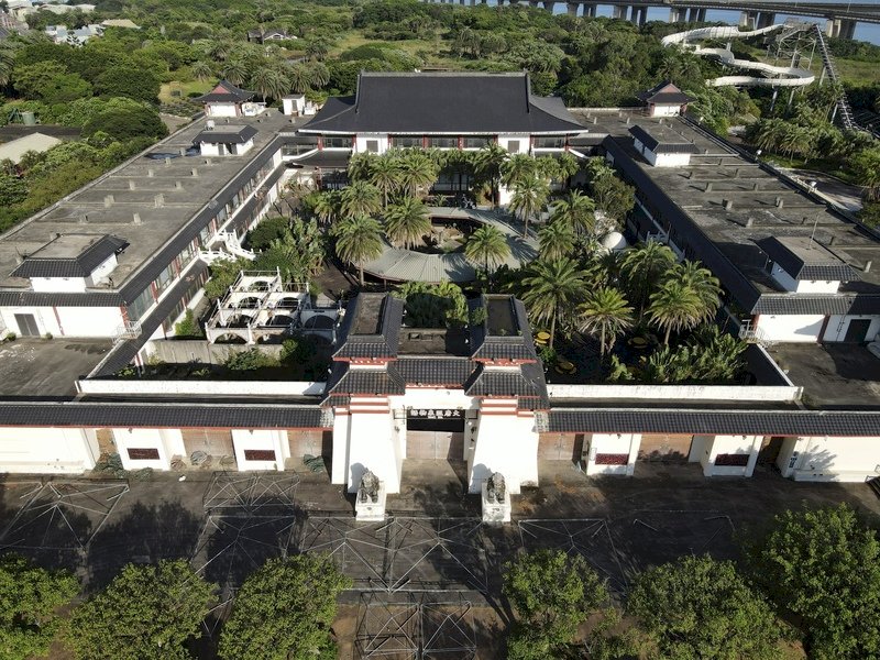 Le parc à thème Formosa Fun Coast est fermé au public depuis sept ans lorsqu’une fête du samedi soir a tourné au drame. Sept ans après la tragédie, le parc à l'abandon n'est plus que ruines. La nature a repris ses droits et les installations du parc sont à peine visible. (Photo CNA)