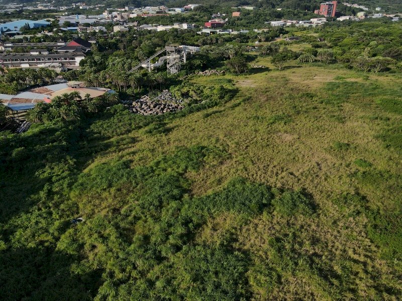 Le parc à thème Formosa Fun Coast est fermé au public depuis sept ans lorsqu’une fête du samedi soir a tourné au drame. Sept ans après la tragédie, le parc à l'abandon n'est plus que ruines. La nature a repris ses droits et les installations du parc sont à peine visible. (Photo CNA)