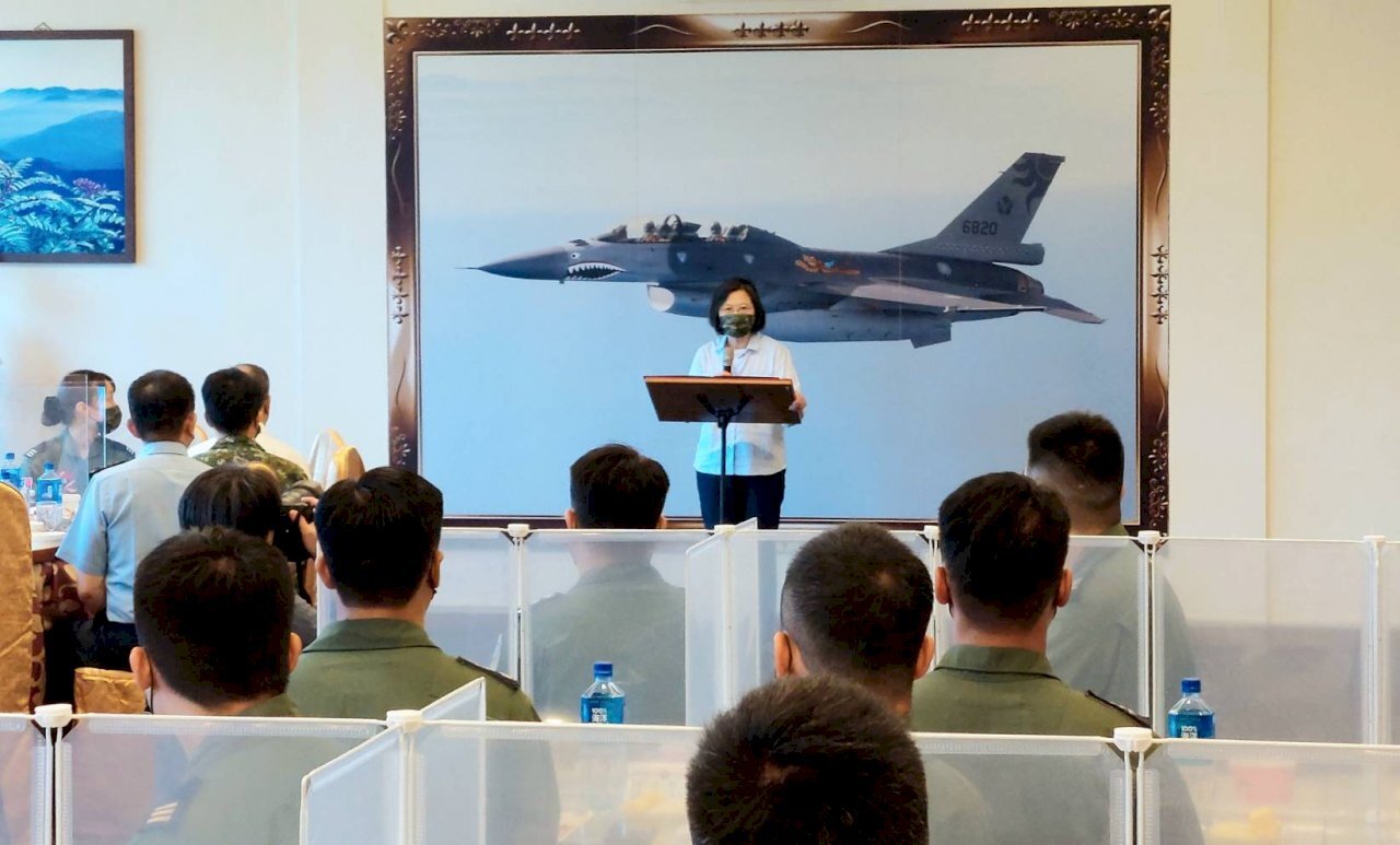Tsai Ing-wen inspecte deux bases militaires à Hualien