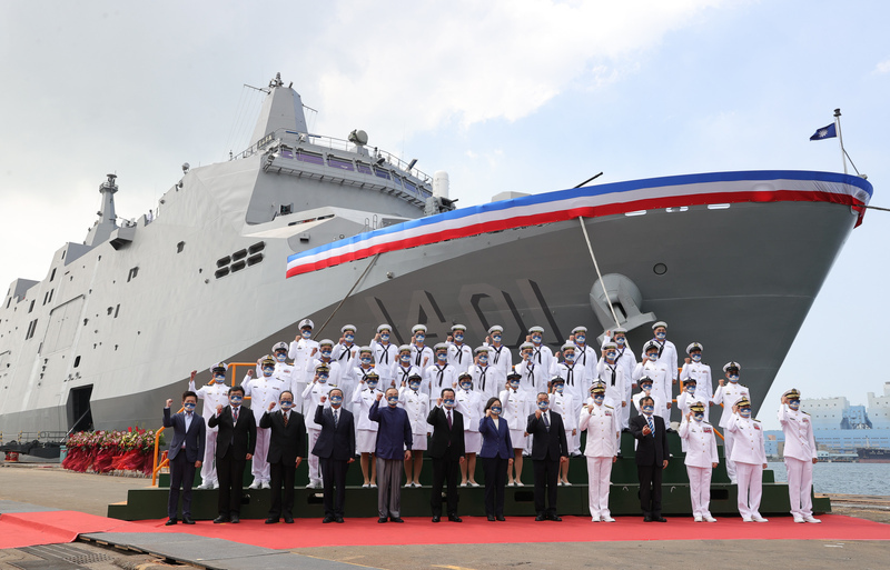La Marine prend possession du navire amphibie Yushan