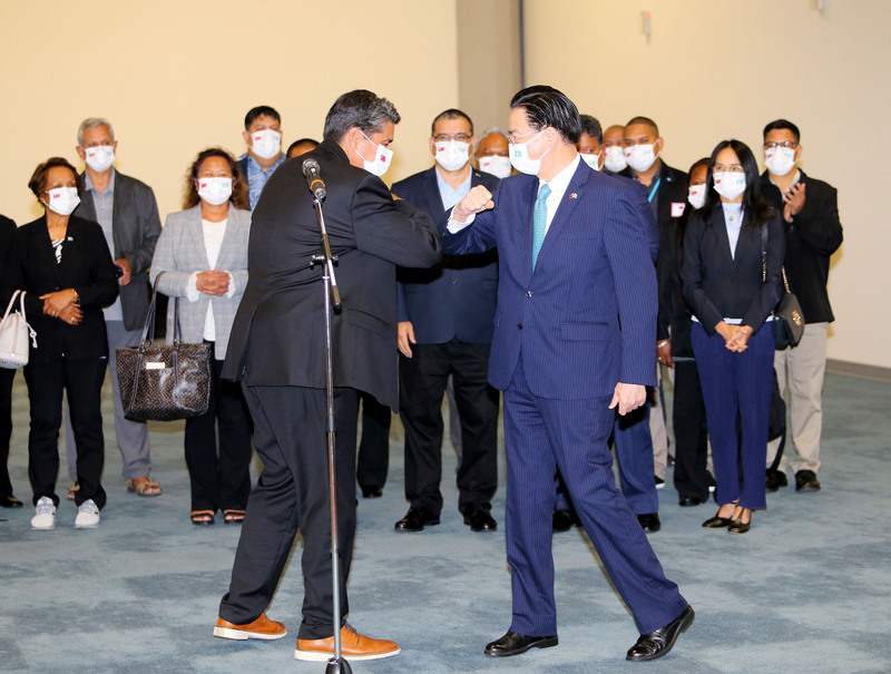 Le président des Palaos arrive à Taïwan pour prendre part aux célébrations de la fête nationale