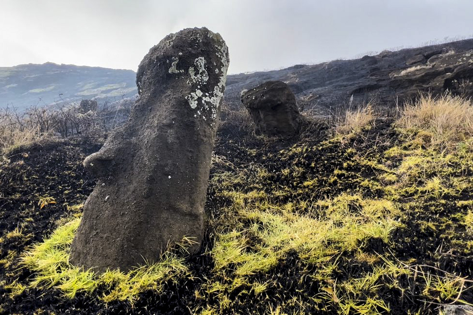 Sur l'île de Pâques, un incendie ravage une partie des statues du parc classé au patrimoine mondial de l'Unesco (Image : AFP)
