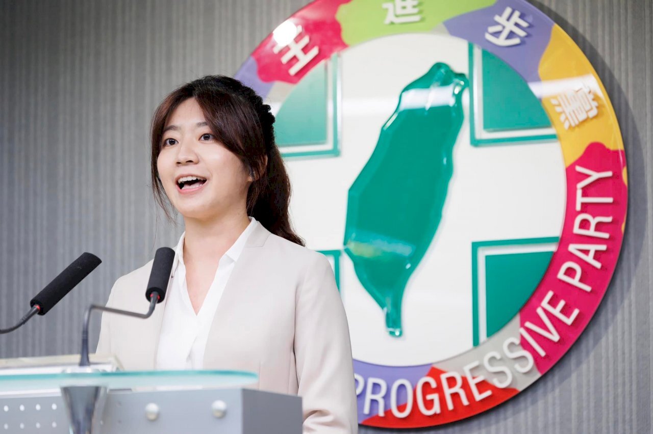 Les félicitations du KMT adressées au PCC provoquent des contestations