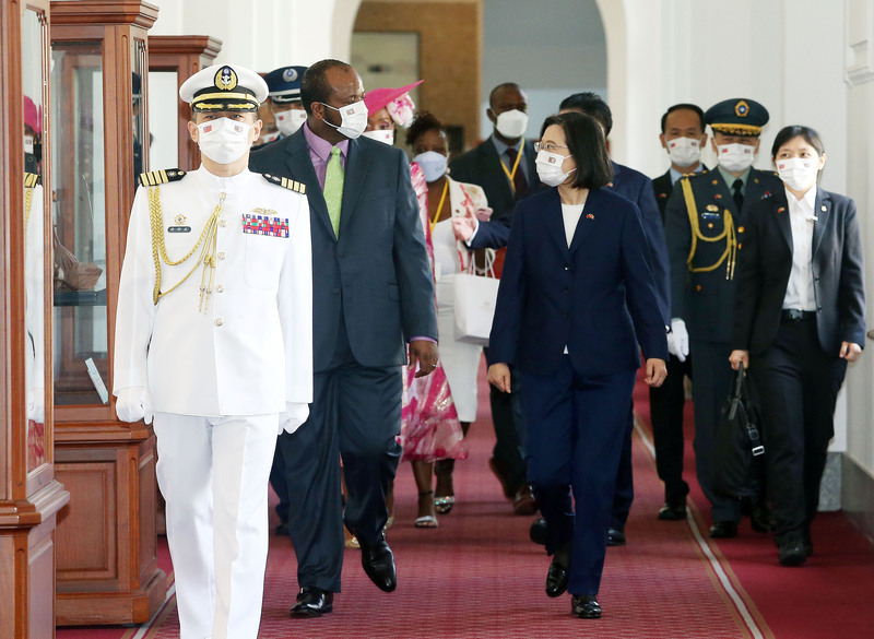 Le roi d'Eswatini Mswati III reçu par la présidente Tsai Ing-wen avec les honneurs militaires