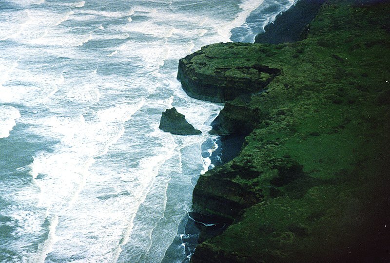 La baie de Taranaki en Nouvelle-Zélande (Phillip Capper from Wellington, New Zealand, CC BY 2.0 <https://creativecommons.org/licenses/by/2.0>, via Wikimedia Commons)