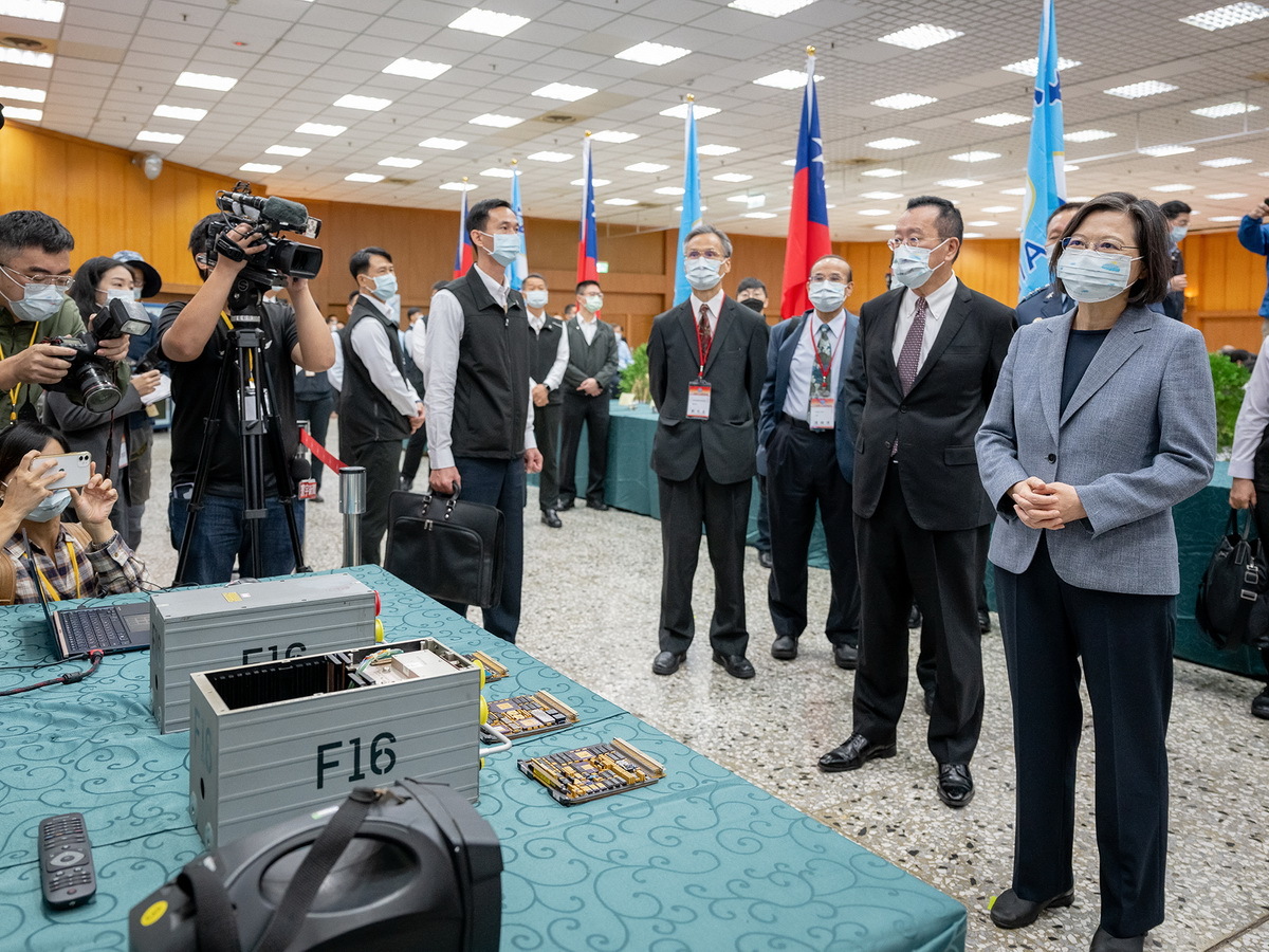 Tsai Ing-wen assiste à un compte rendu du Centre de maintenance des F-16