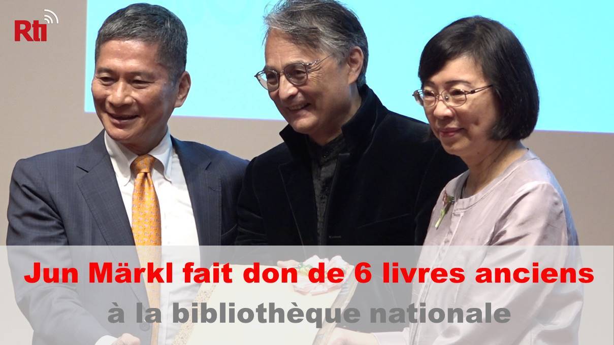 Jun Märkl fait don de six livres anciens à la bibliothèque nationale de Taïwan