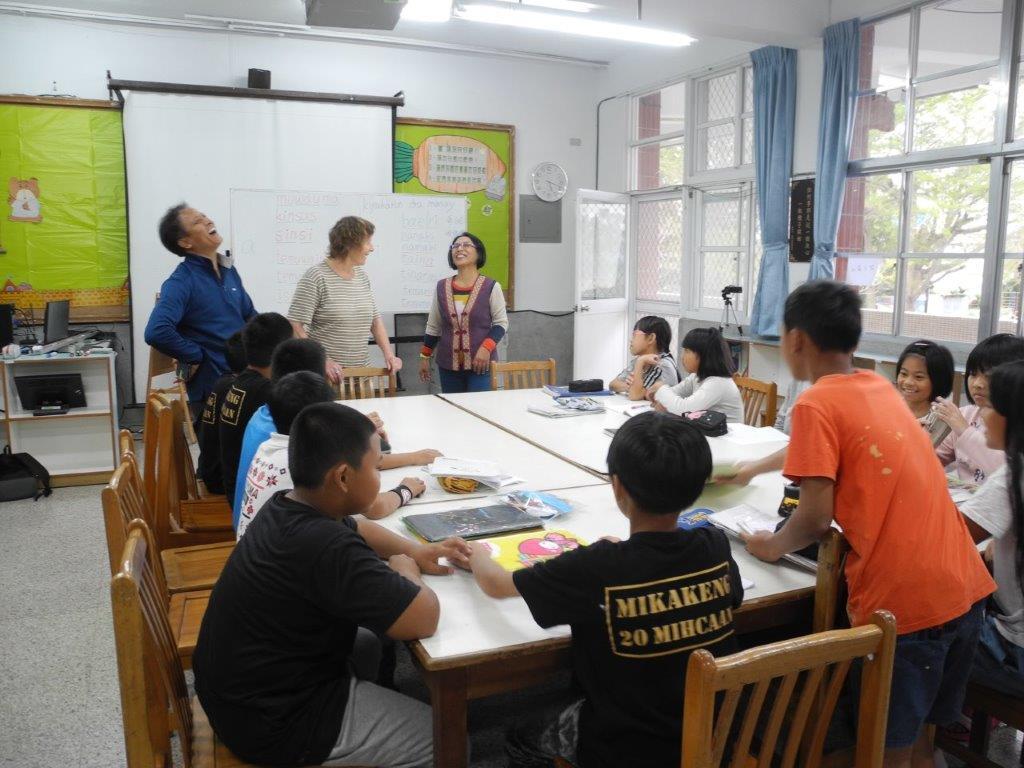 Josiane Cauquelin a été invitée en 2019 par l'EFEO à visiter l'école de Puyuma (Nanwang), afin d'inciter les enfants à apprendre leur langue maternelle © Josiane Cauquelin