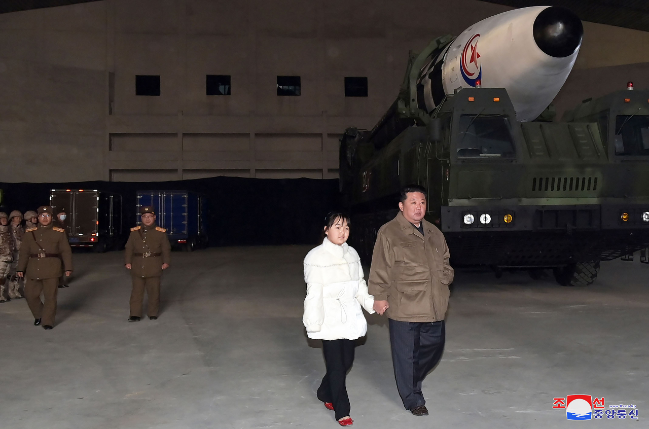 En Corée du Nord, les médias d'Etat dévoilent la fille du dirigeant Kim Jong Un lors de tirs de missiles (Image : Korean Central News Agency)