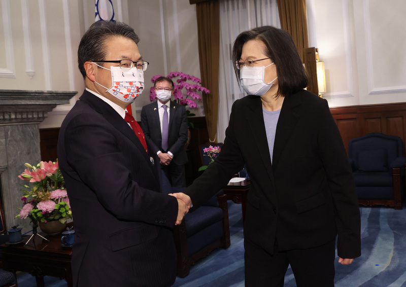 Tsai Ing-wen reçoit la délégation japonaise dirigée par Hiroshige Sekō