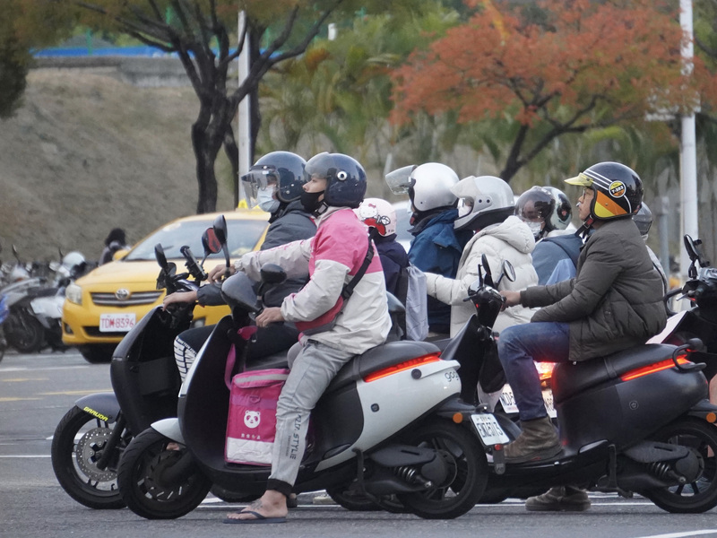 Les travailleurs migrants désormais libres d'acheter un scooter sans la permission de leur employeur