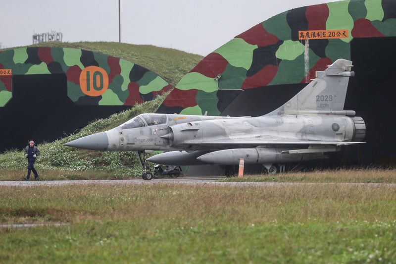 La Défense déclare qu’aucune décision n’a été prise à ce stade concernant une éventuelle mise hors service des Mirage 2000