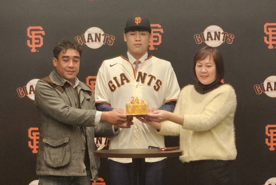Baseball : le jeune lanceur taïwanais Lee Chen-hsun signe chez les Giants aux Etats-Unis