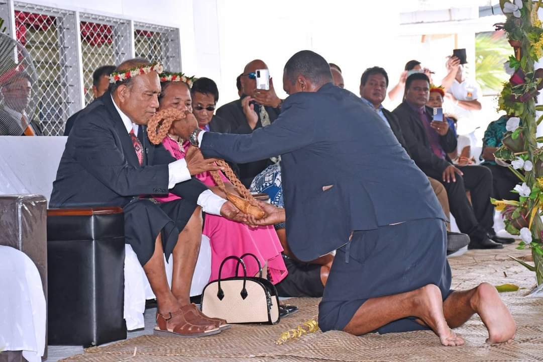 Les Kiribati ont confirmé leur intention de rejoindre le Forum des îles du Pacifique après de longues tractations et la visite dans l'archipel du nouveau Premier ministre des îles Fidji. La photo montre une cérémonie qui s'est déroulée lors de la visite et la rencontre bilatérale entre les deux dirigeants (Image : Compte Twitter du Premier ministre fidjien Sitiveni Rabuka)