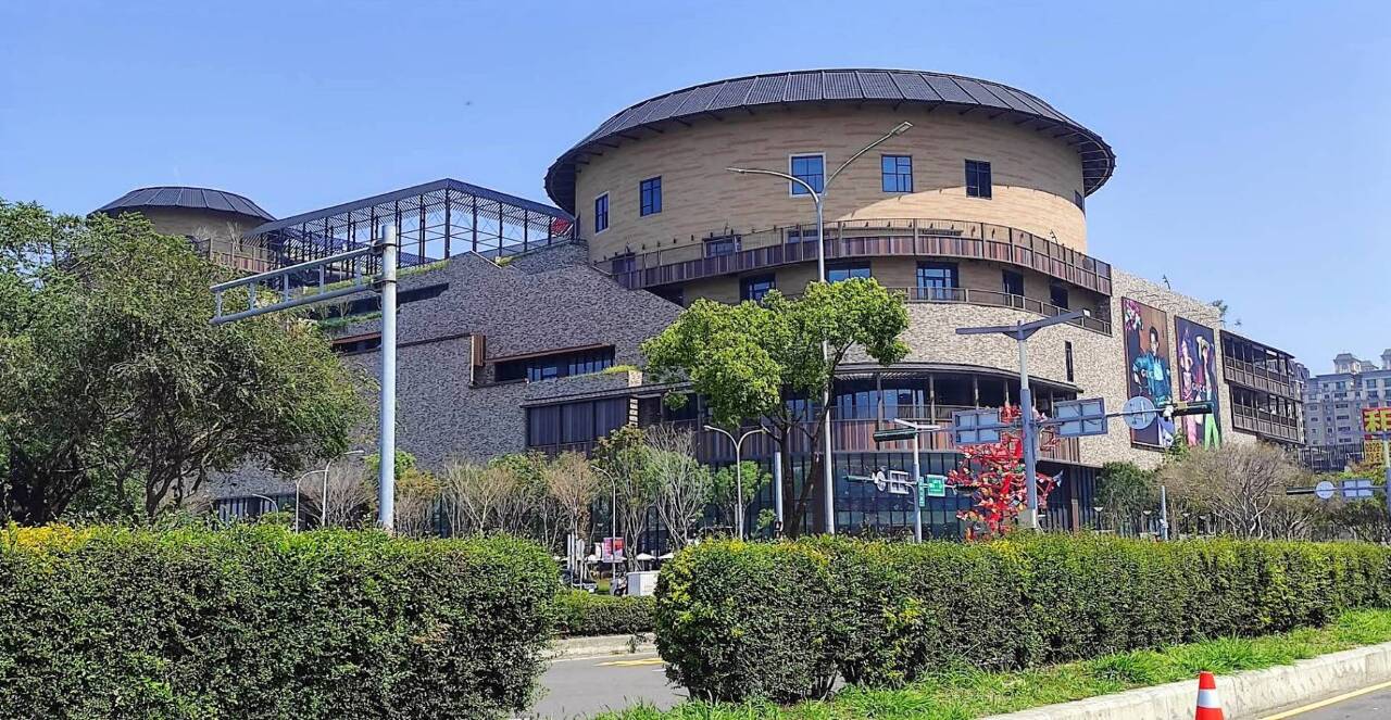 Un centre commercial à Zhubei, où vivent de nombreux Hakka, est inspiré par l'architecture des Tulou, maisons en terre rondes dans la province du Fujian, en Chine (Photo : 黃玉美)