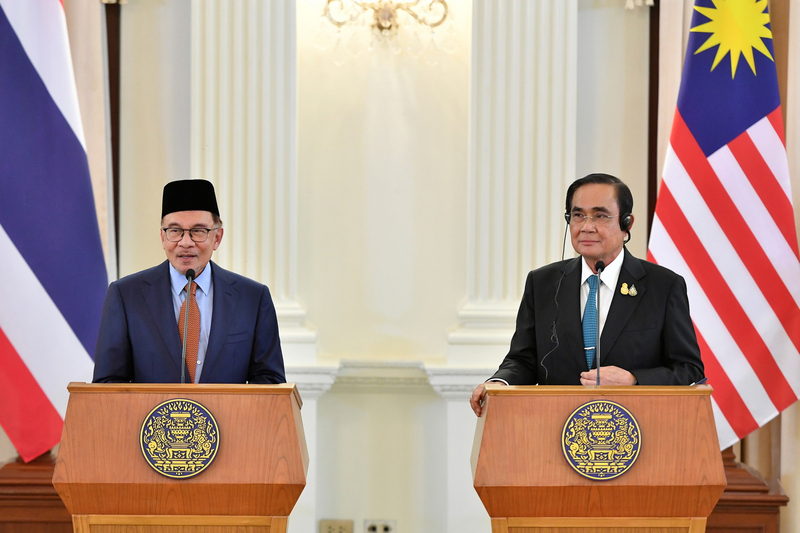 Rencontre entre le Premier ministre malaisien Anwar Ibrahim et le Premier ministre thaïlandais Prayut Chan-o-cha (Image : Bureau du Premier ministre de Thaïlande)