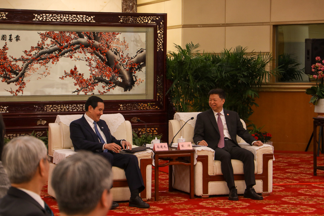 L'ancien président taïwanais Ma Ying-jeou (馬英九), arrivé en Chine lundi, a rencontré aujourd'hui le chef du Bureau chinois des affaires taïwanaises Song Tao (宋濤) (Image : Bureau de Ma Ying-jeou)