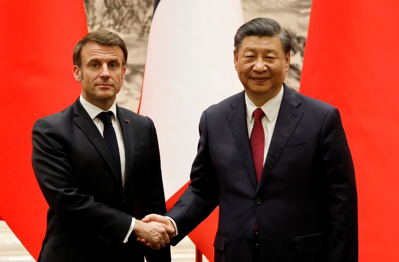 Poignée de main entre le président français Emmanuel Macron et son homologue chinois Xi Jinping lors d'une visite de Macron en Chine le 6 avril 2023 (Image : AFP)