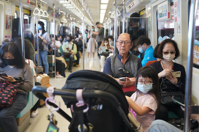 Bien que le masque ne soit plus obligatoire dans les transports en commun depuis le 17 avril, la plupart des usagers de Taipei continuent à le porter (photo CNA)