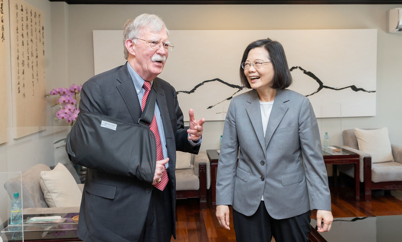 Tsai Ing-wen et son adjoint reçoivent John Bolton