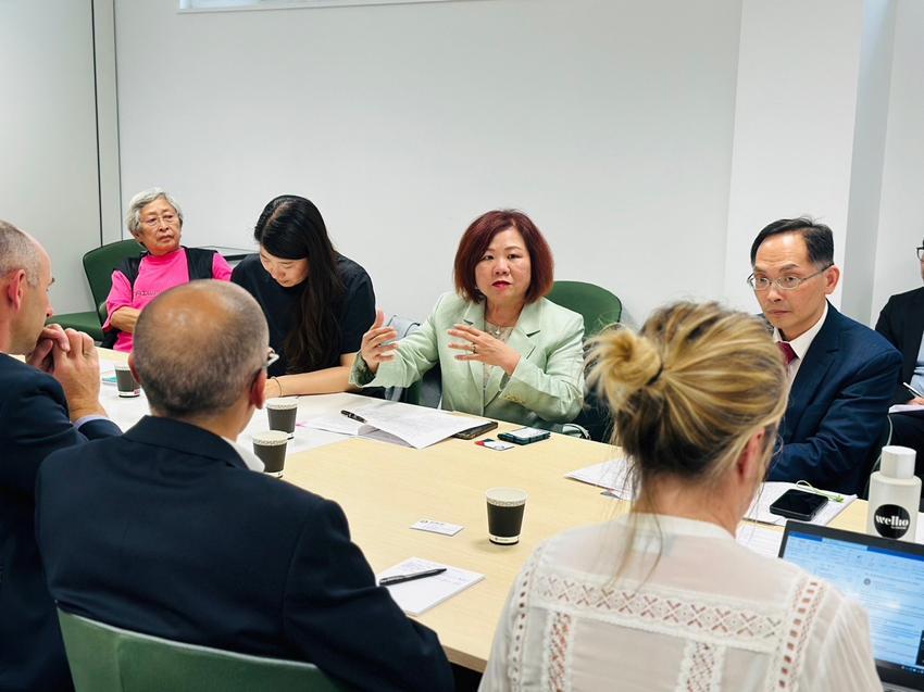 La ministre du Travail en visite en France