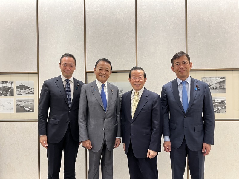 L'ancien Premier ministre japonais Tarō Asō arrive à Taïwan