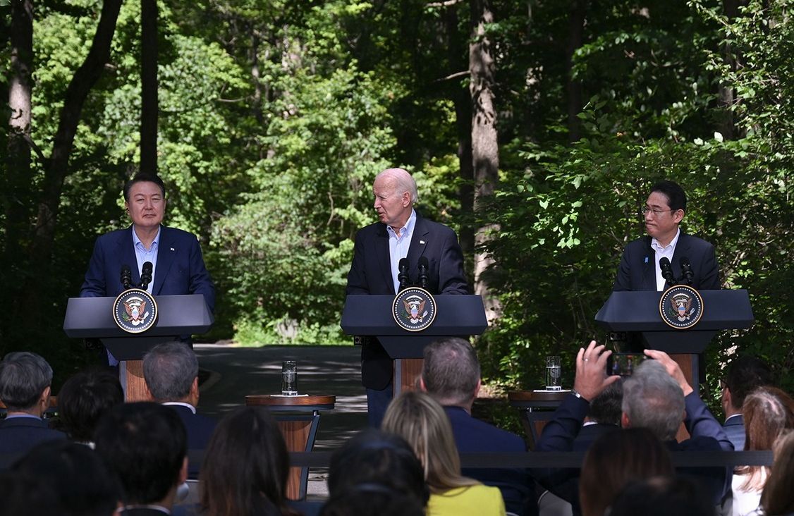 De gauche à droite : le président sud-coréen Yoon Suk Yeol, le président américain Joe Biden et le Premier ministre japonais Fumio Kishida lors de la rencontre trilatérale à Camp David, dans l'Etat américain du Maryland (Image : Bureau de la présidence de Corée du Sud)