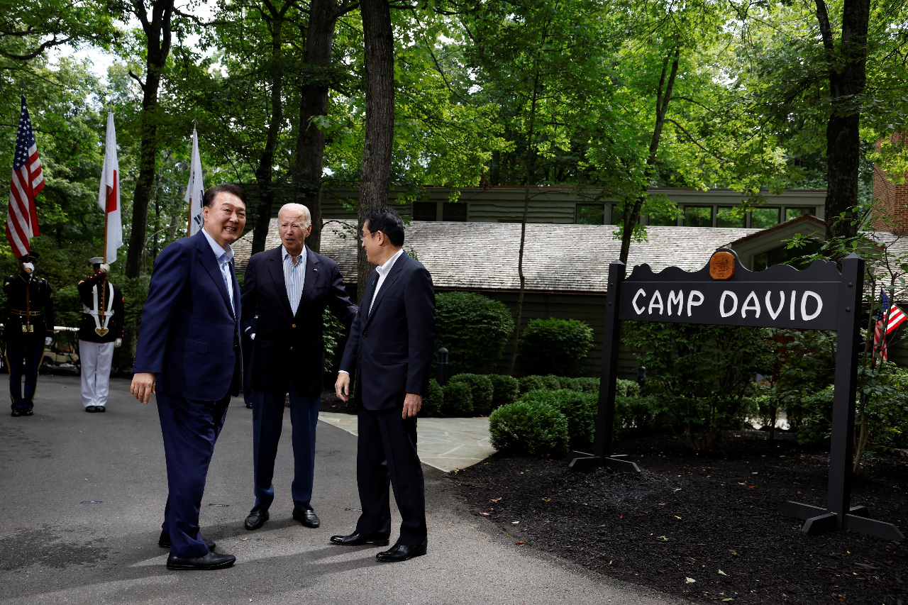 De gauche à droite : le président sud-coréen Yoon Suk Yeol, le président américain Joe Biden et le Premier ministre japonais Fumio Kishida lors de la rencontre trilatérale à Camp David, dans l'Etat américain du Maryland (Image : Reuters)