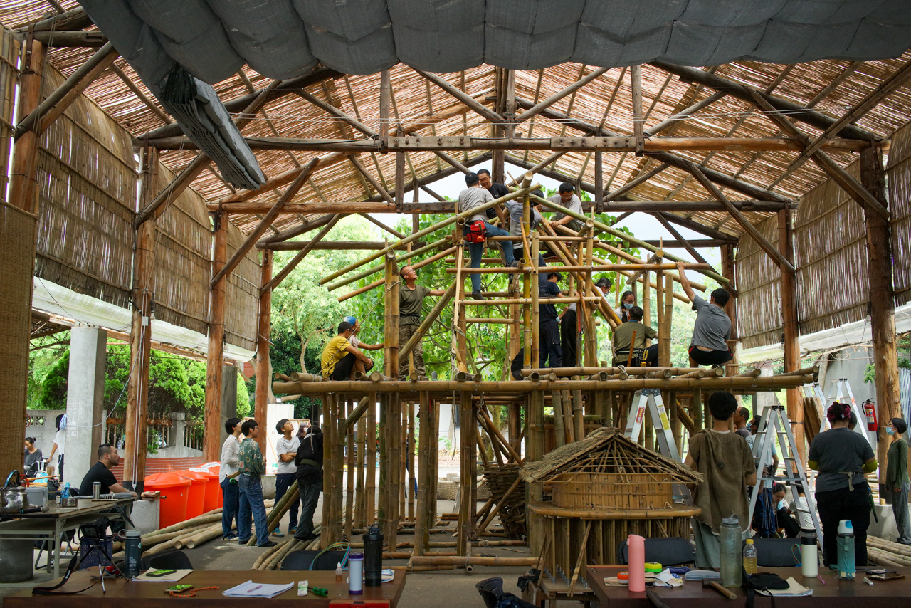 Atelier de construction d'un Takuban, maison des adolescents (échelle 1/2) selon la tradition Puyuma. Eté 2023 à Douliu, sous la direction de Maiddang i Masikad (photo : Sasa)