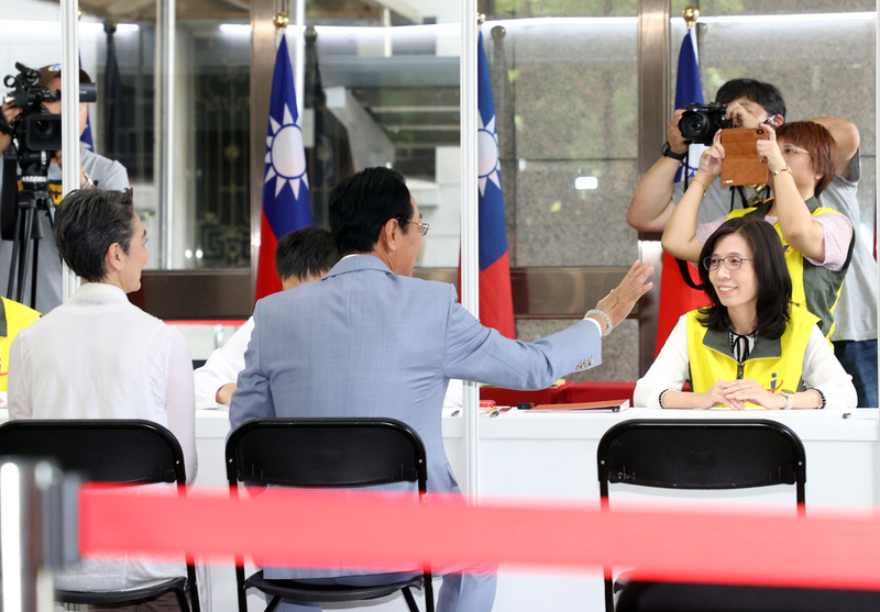 En plus de Terry Gou et Tammy Lai, 9 duos se lancent dans la collecte de signatures pour se présenter à l’élection présidentielle