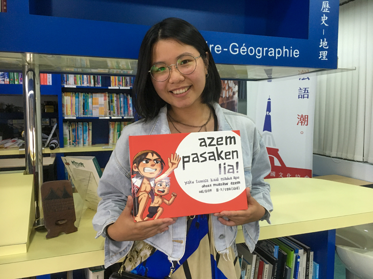 Chin-wen Weng 翁勤雯, taïwanaise qui, grâce à ses talents de dessinatrice, a réalisé un livre pour enfants sur les traditions Kaxabu, en langue Kaxabu (qu'elle a apprise), ce qui a entraîné une nouvelle dynamique chez les Kaxabu, de plus en plus intéressés par leurs propres langue et culture (photo : Sasa/RTI)
