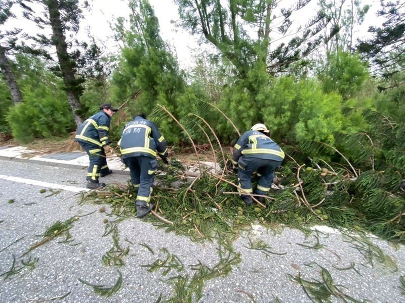 Le typhon Koinu fait 1 mort et plus de 300 blessés et laisse 70 000 foyers et commerces sans électricité