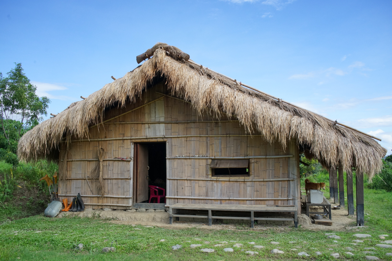 Maison Amis traditionnelle (après rénovation du toit en chaume) à Chenggong, où Akac Orat transmet les savoir-faire Amis (photo : Sasa)