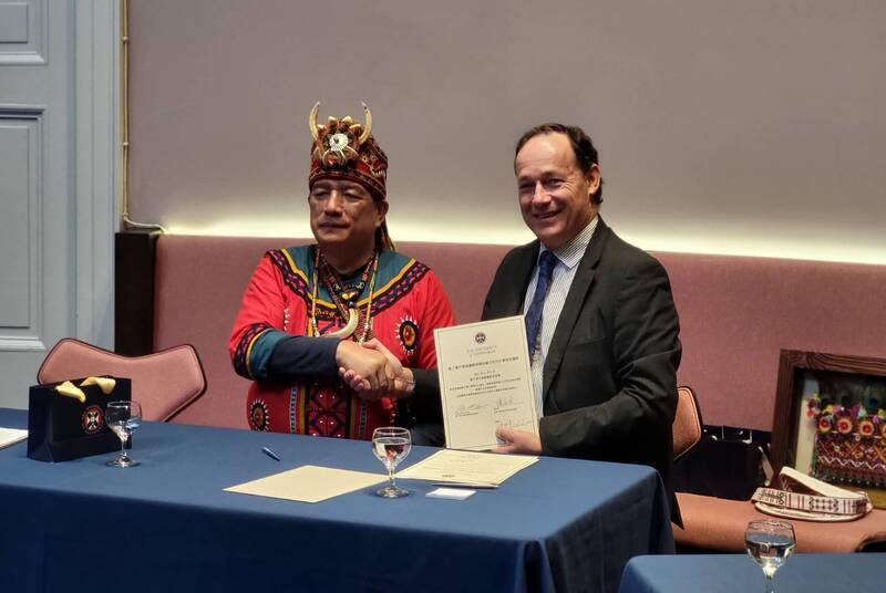 C'est le maire de la commune Pan Chuang-chih et le vice-principal de l'Université d'Edimbourg Gavin McLachlan qui ont signé le document attestant le retour des crânes (Image : CNA)