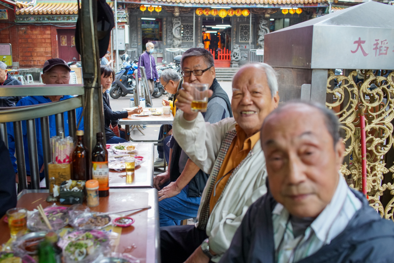 Santé ! Les petits restaurants de rue au bord du Temple Cisheng Gong dans le quartier de Dadaocheng, sont un lieu de rencontre quasi-quotidien pour les anciens (photo : Sasa)