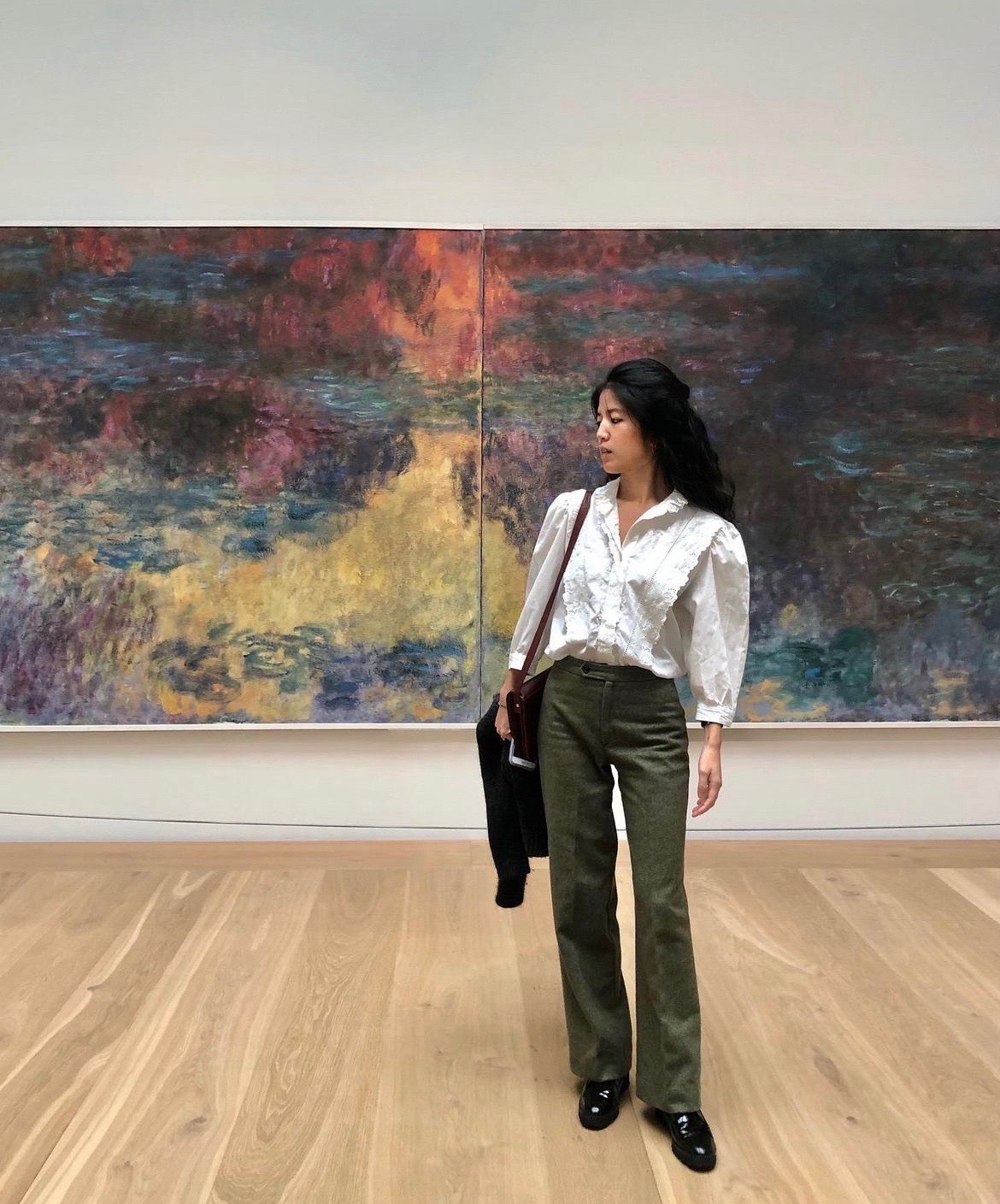 Yi, portant le pantalon qu'elle a fait ajuster chez un tailleur (photo : aimable crédit)