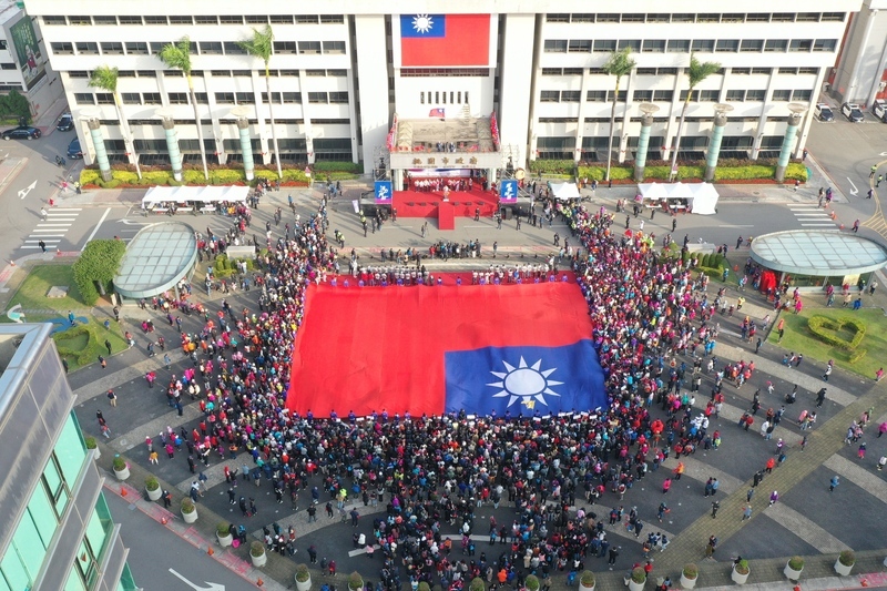 Taïwan accueille 2024 avec le premier lever du drapeau, bonne année ! (photo CNA) Taïwan accueille 2024 avec le premier lever du drapeau, bonne année ! (photo CNA)