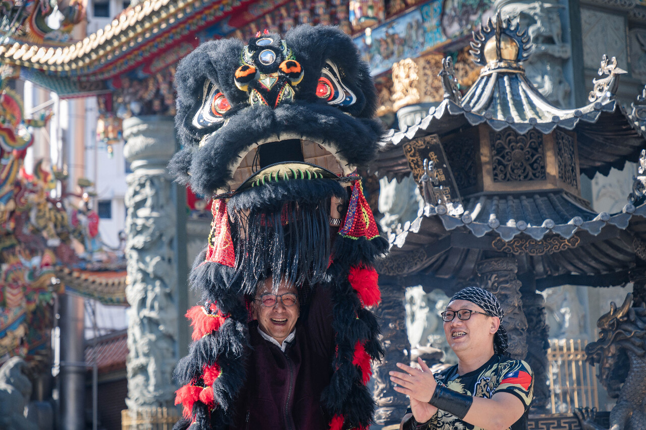 Le président du KMT Eric Chu (朱立倫) joue avec un dragon (Image : KMT)