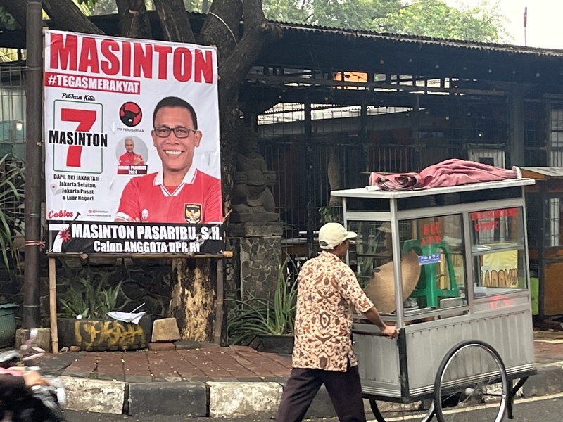 Affiche de campagne pour les élections indonésiennes dans une rue de Jakarta (Image : CNA)
