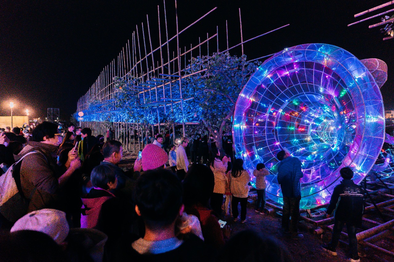 Les touristes inondent la ville de Tainan autour des lanternes