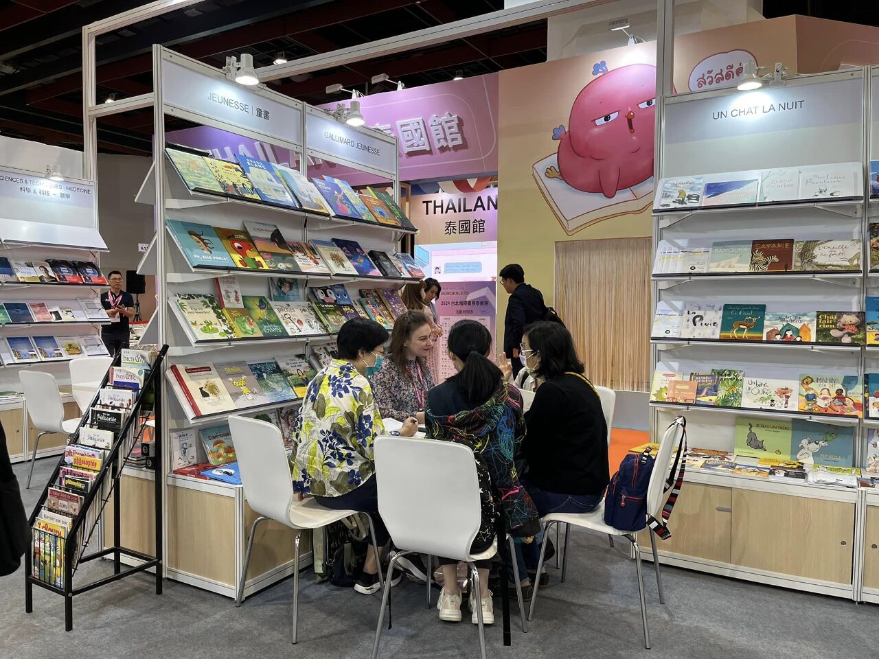 Des éditeurs dialoguent sur le pavillon français lors du TIBE 2024 (photo : librairie Le Pigeonnier)