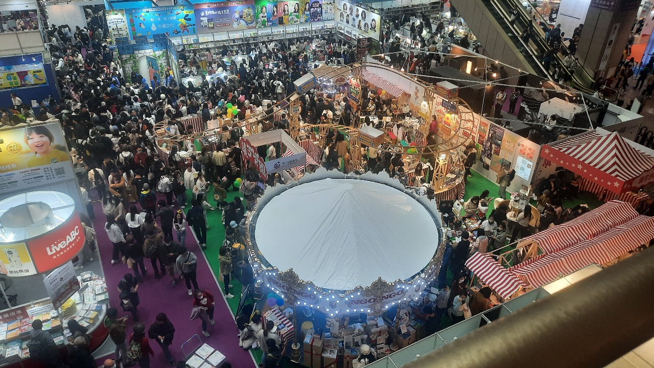 Le stand des maisons d'éditions indépendantes vu d'en haut (photo Rti)