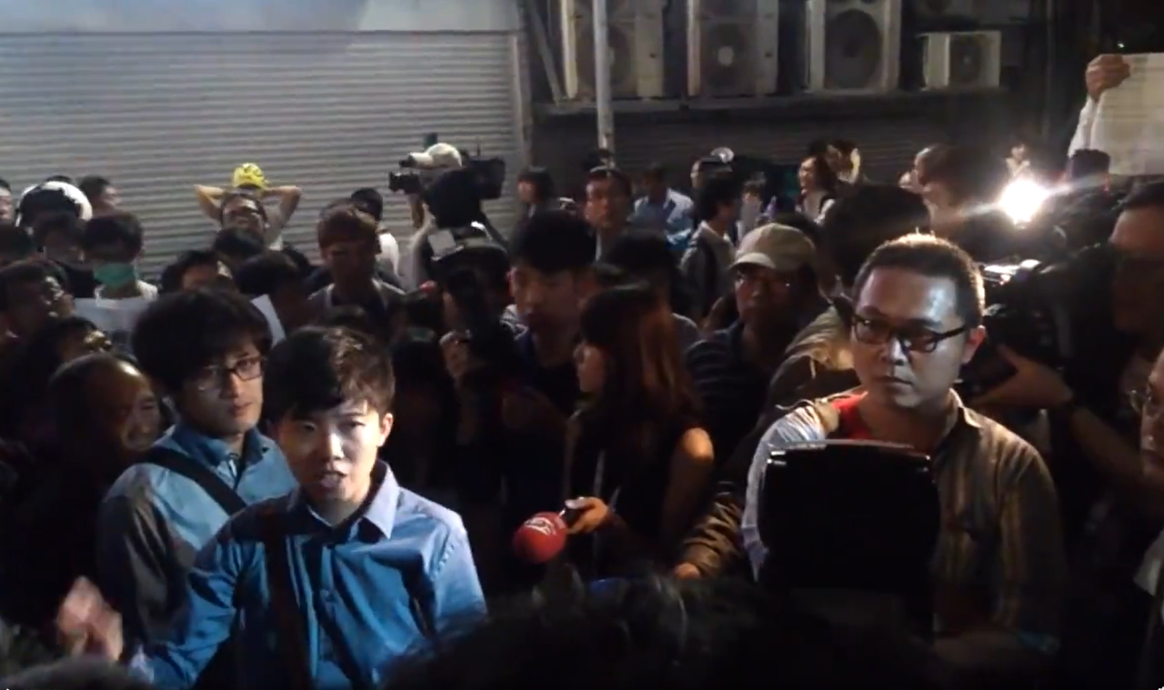 Miao Poya (gauche) régule un conflit lors du mouvement des Tounesols, en 2014 (capture d'écran, vidéo de la chaîne Youtube de Miao Poya)