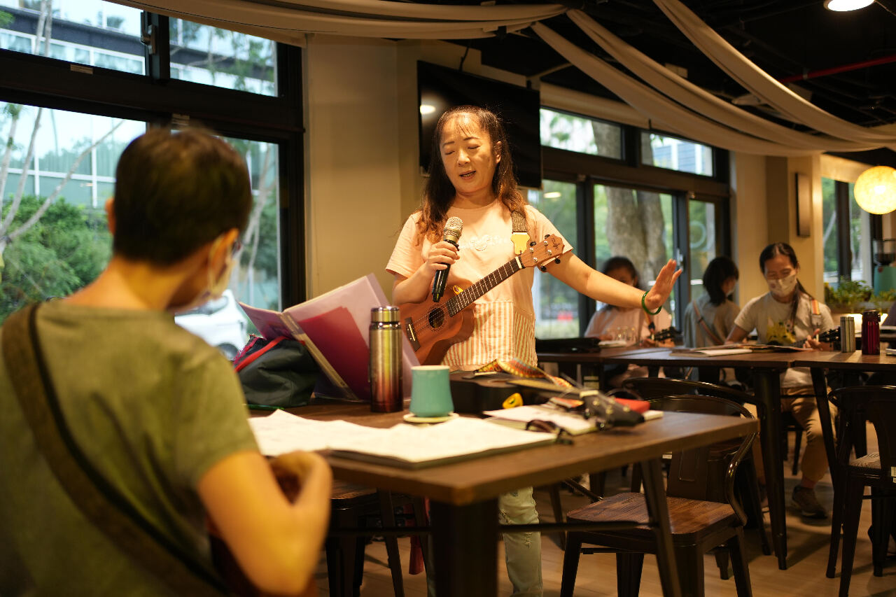 Le café des aidants, une initiative de Taiwan Association of Family Caregivers, propose un cours hebdomadaire de Ukulélé pour les aidants (photo : Richard Cornelisse)