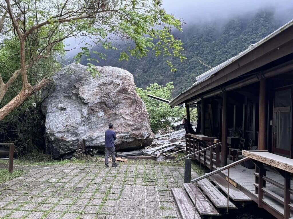 Une pierre tombée lors du séisme du 3 avril 2024 dans le Parc de Taroko à Hualien (photo : CNA)