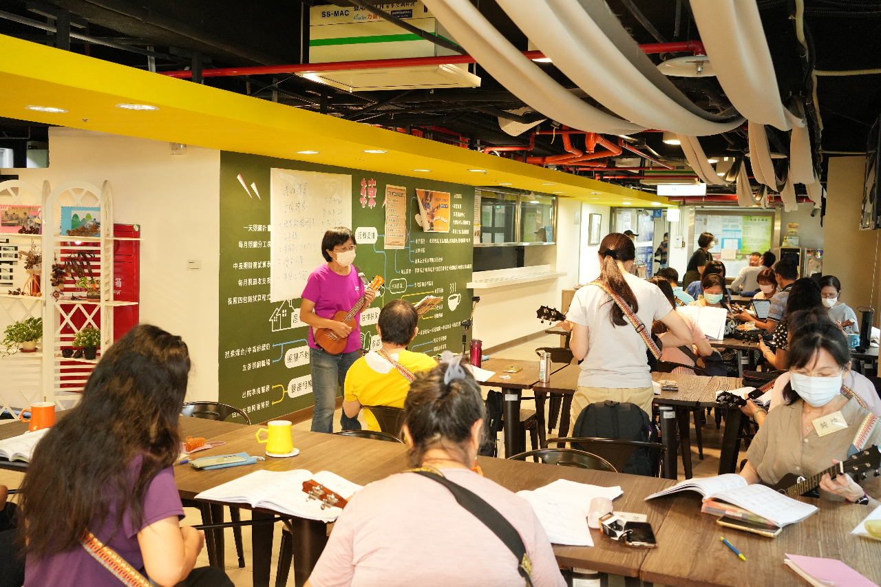 Le café des aidants, une initiative de Taiwan Association of Family Caregivers, propose un cours hebdomadaire de Ukulélé pour les aidants (photo : Richard Cornelisse)