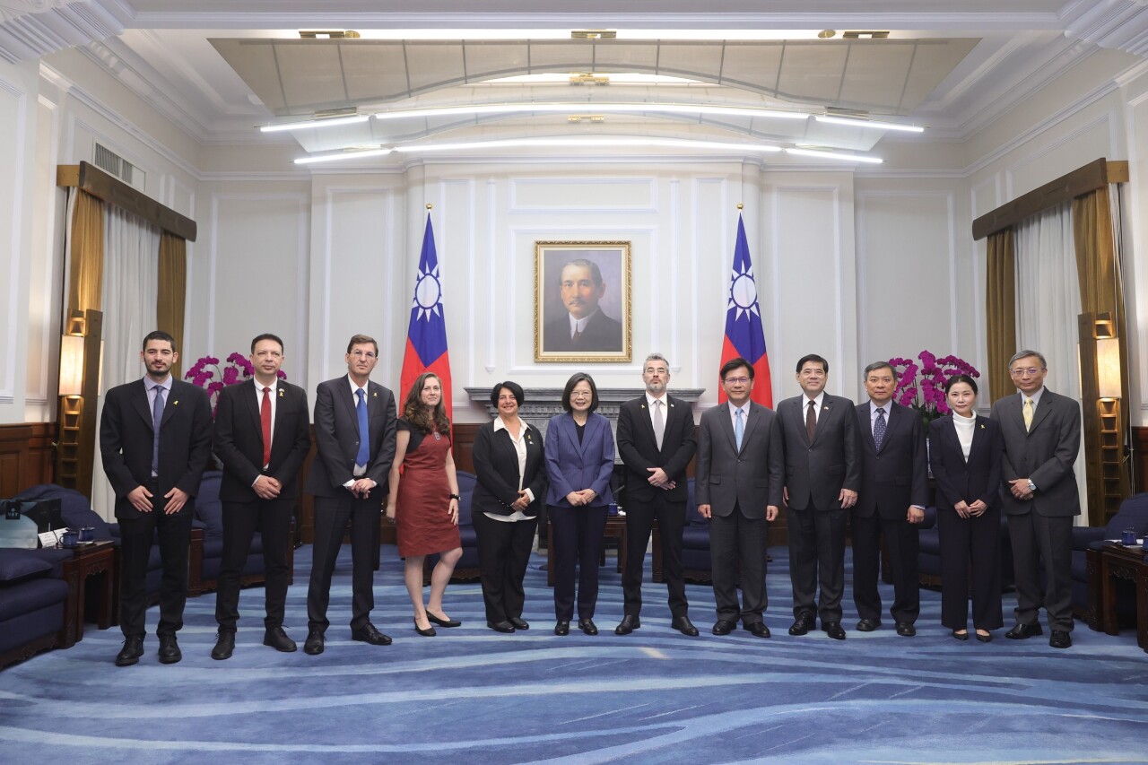 La Présidente sortante Tsai Ing-wen a reçu le 15 avril une délégation du Parlement israélien, la Knesset, en présence notamment de Lin Chia-lung, ministre des Affaires étrangères qui a pris ses fonctions le 20 mai (photo : Présidence)